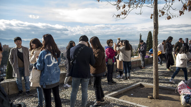 Turistas en el Mirador de San Nicolás, este jueves