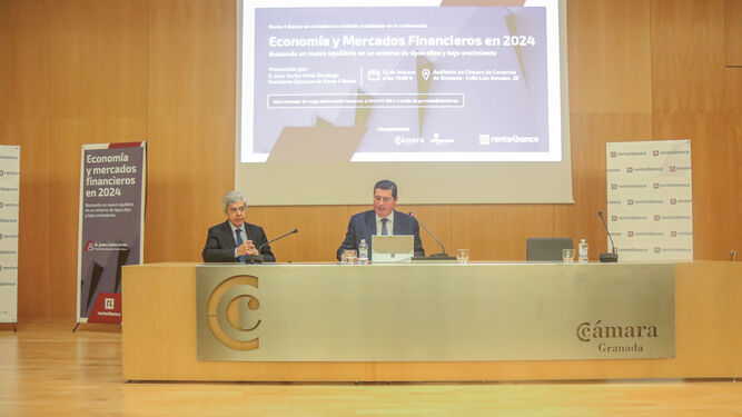 El presidente de Renta 4 Banco, Juan Carlos Ureta junto al director Carlos Bocanegra Baquero.