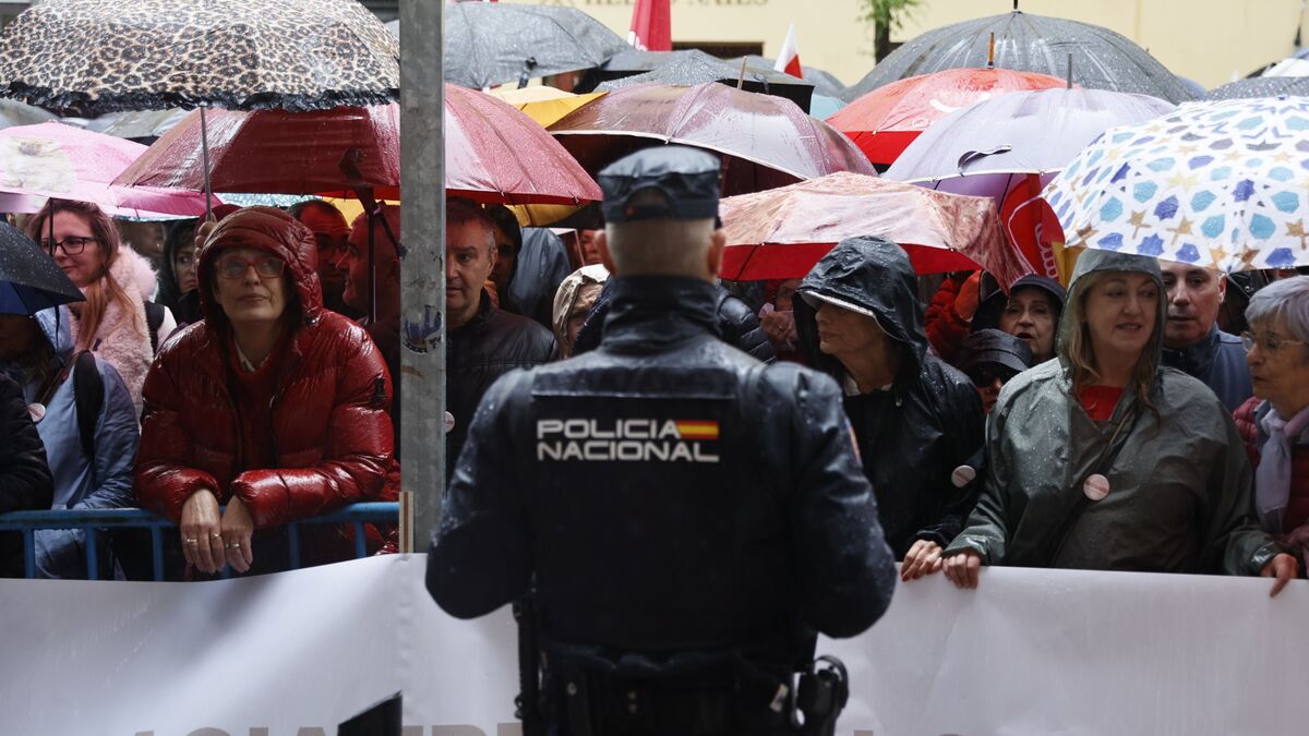 La militancia socialista apoya en la calle a Pedro Sánchez